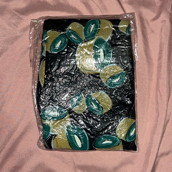 LulaRoe One Size Kiwi Legging - Picture 2 of 3